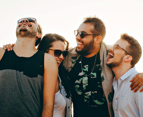 יוגה צחוק מקום לביטוי רגשי